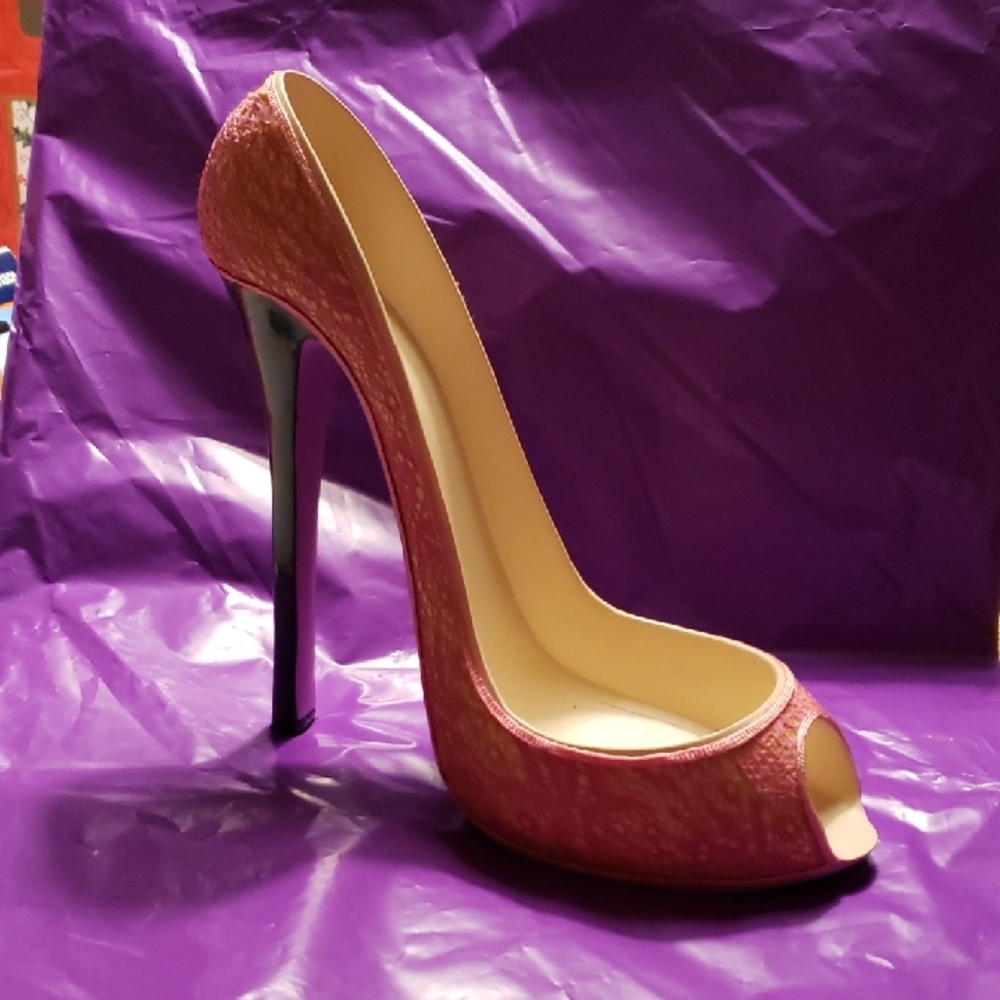 a pink high heel phone stand